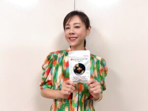 高橋真麻さんがターミナリアファーストを持っている画像